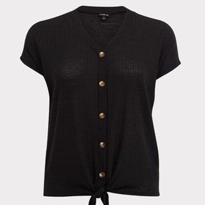 BLACK WAFFLE KNIT BUTTON TIE FRONT TEE